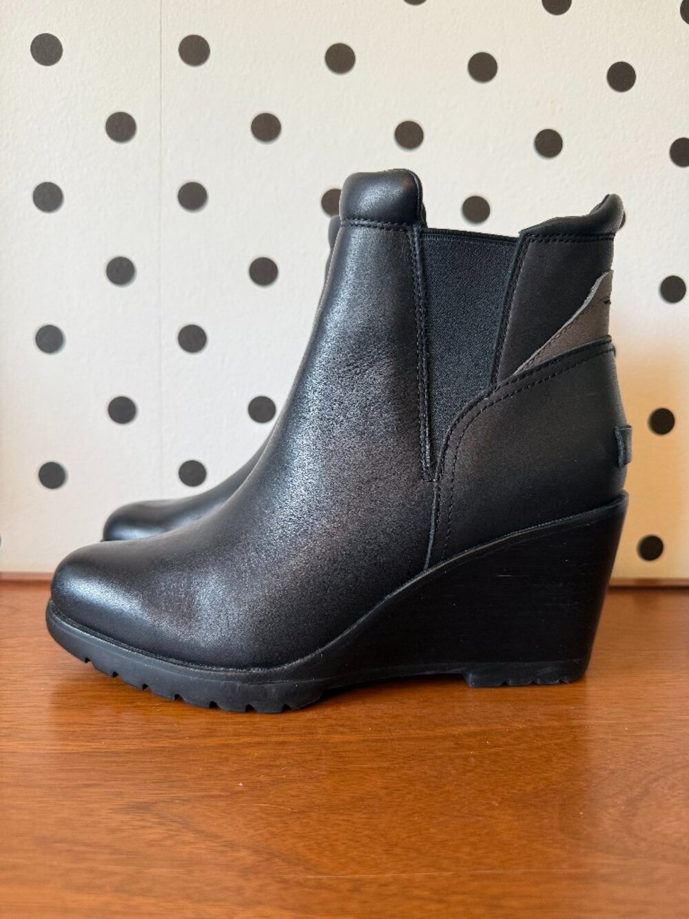 Sorel After Hours Black Leather Wedge Chelsea Boots Size 8.5 - Like New!